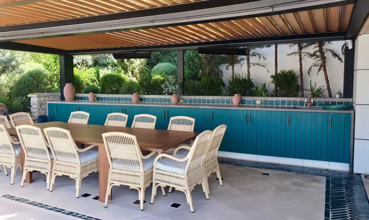 Cuisine extérieure contemporaine bleu canard et espace repas sous pergola en bois, Monaco